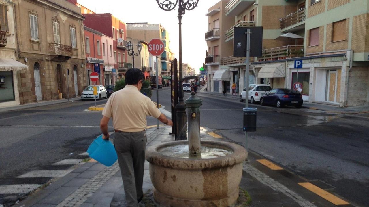 Un cittadino ha ripulito la fontana di piazza “Bainzini”