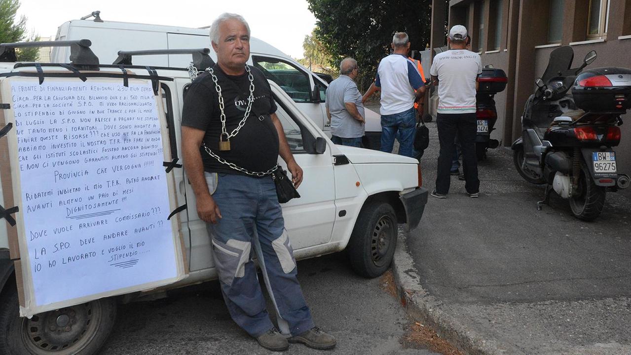 Operaio Spo incatenato per protesta