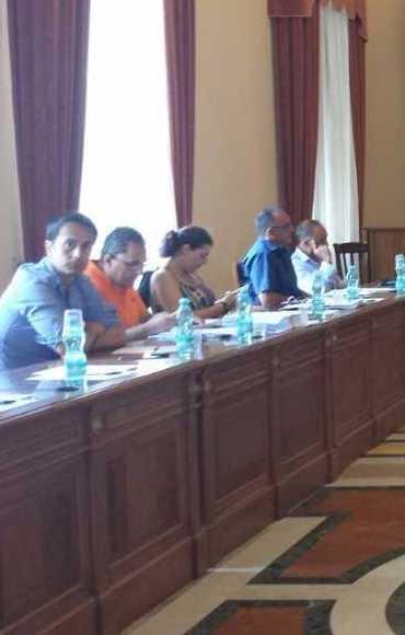 L’aula si infiamma sul commercio 