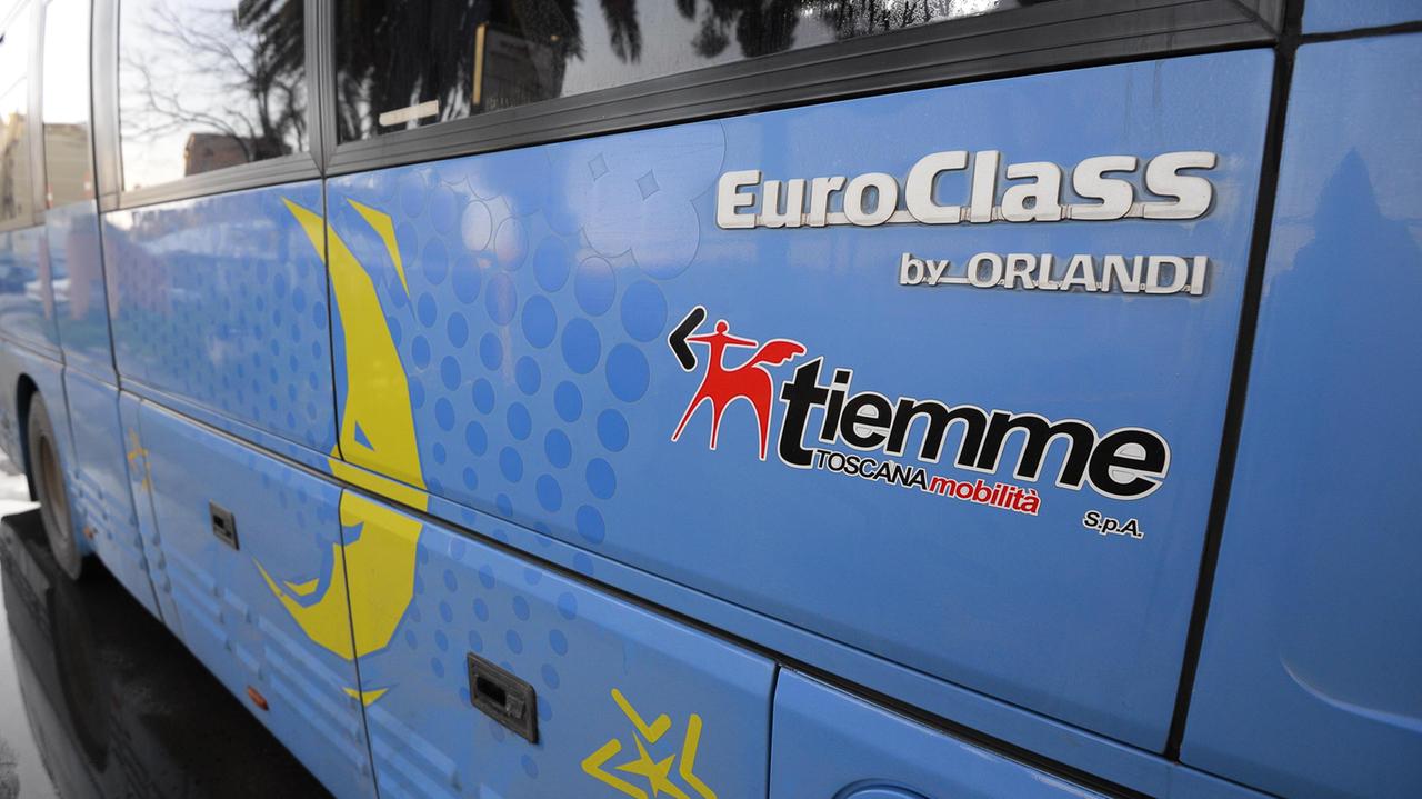 Effusioni bollenti sul bus: minorenne colpita da un pugno finisce in ospedale