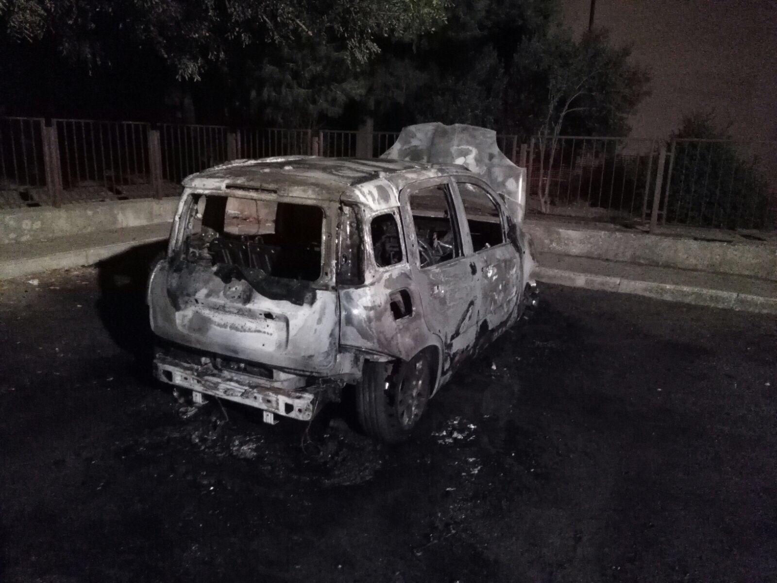 L'auto distrutta dalle fiamme a Serramanna