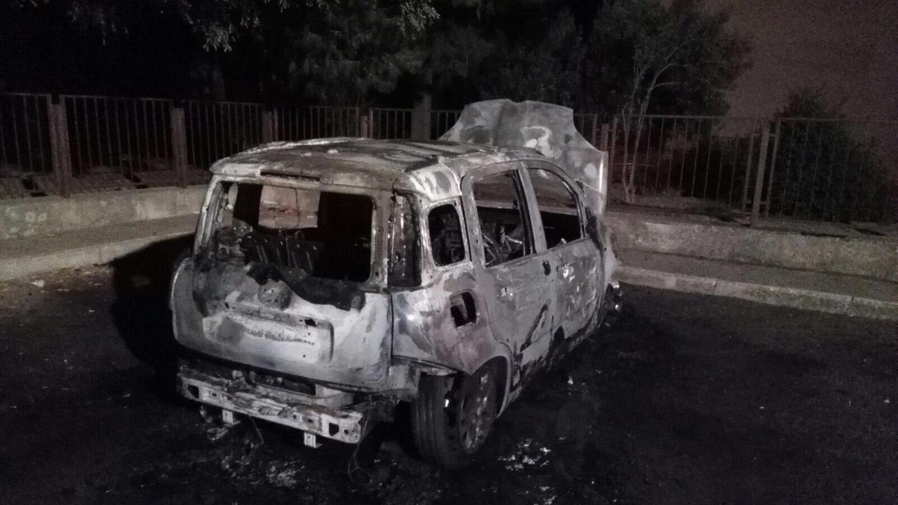 L'auto distrutta dalle fiamme a Serramanna
