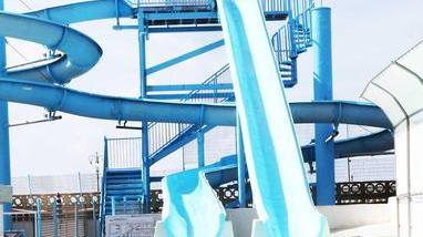 Bagni Tirreno, livornesi e turisti tutti pazzi per l’aquapark