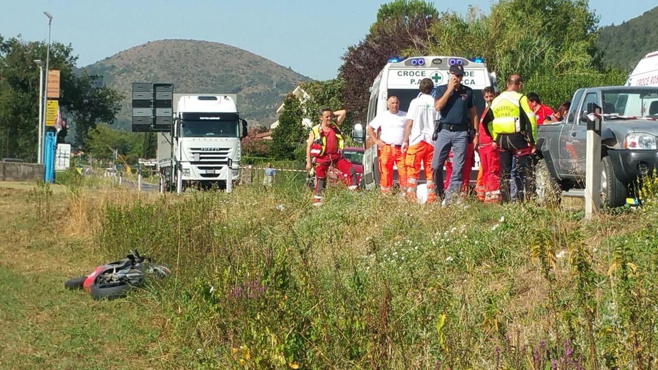 Muore nello scontro in moto con un'auto