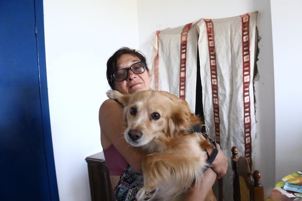 Marcella Ribechini, 53 anni, con il suo cane Lucky: erano all’interno della stanza in cui è divampato l’incendio