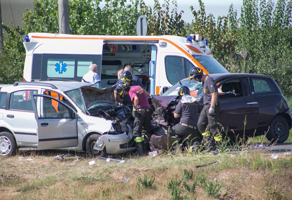 Tragedia a Carpi, frontale tra due auto: muore farmacista 