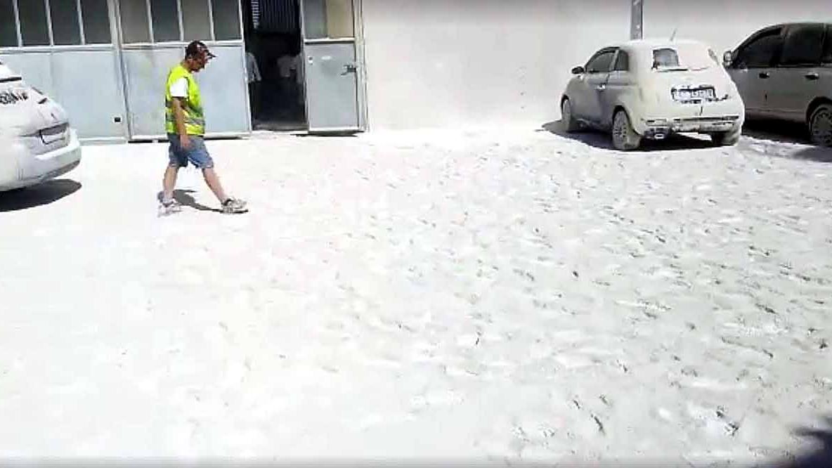 La polvere di bentonite ha ammantato le segherie di Avenza