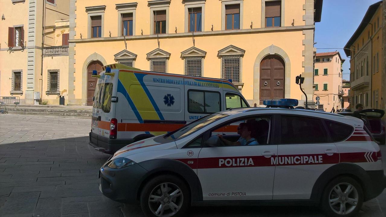 L'intervento di Misericordia e Polizia municipale in piazza per la donna ferita