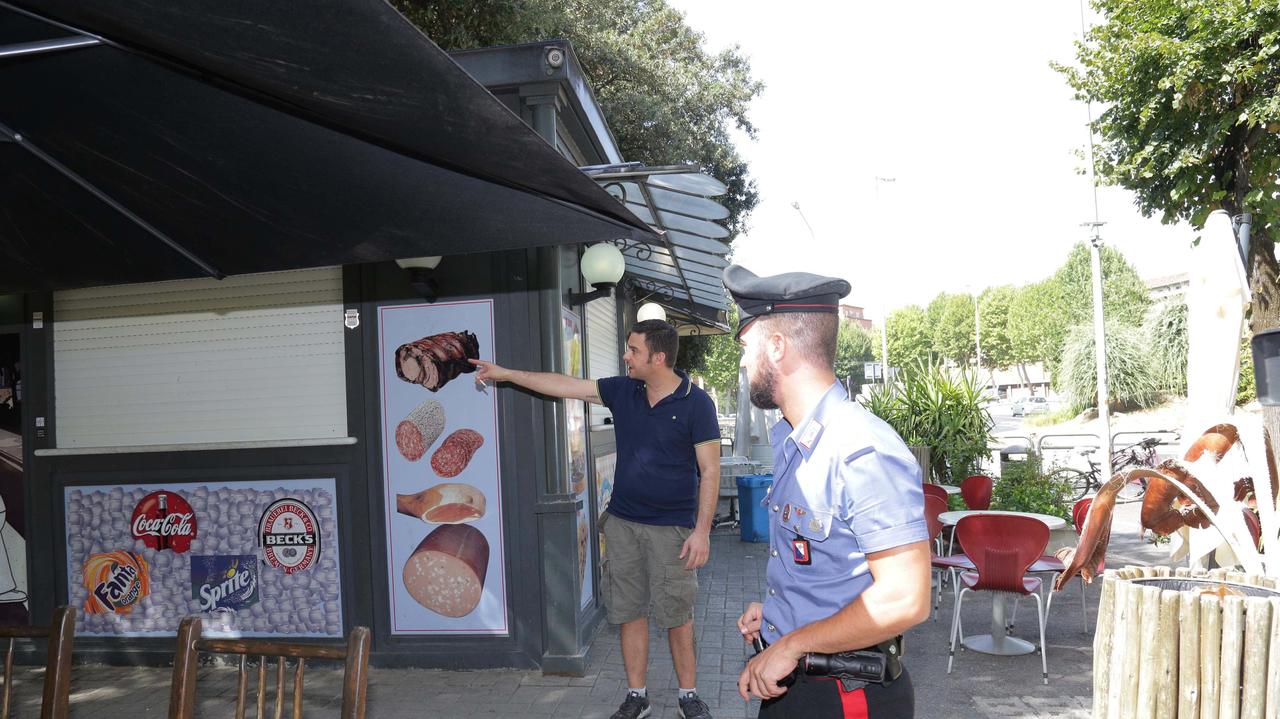 I sopralluoghi dei carabinieri davanti al chiosco dove è avvenuto l'accoltellamento (foto Batavia)