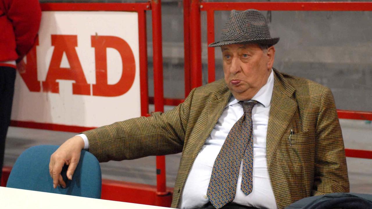 Piero Becciani in panchina assiste a una partita di Pistoia Basket