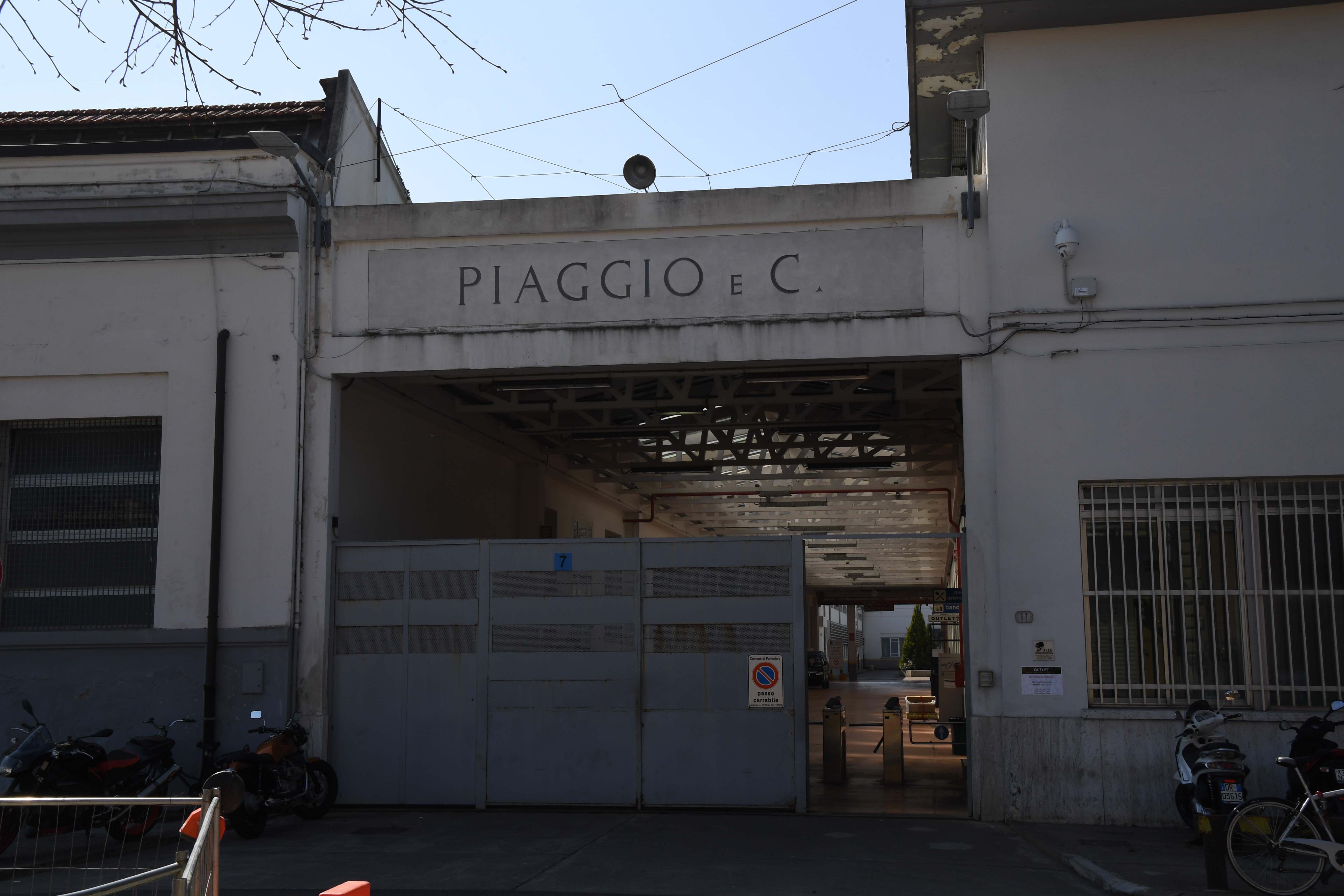L'ingresso della Piaggio di Pontedera (Foto Franco Silvi)