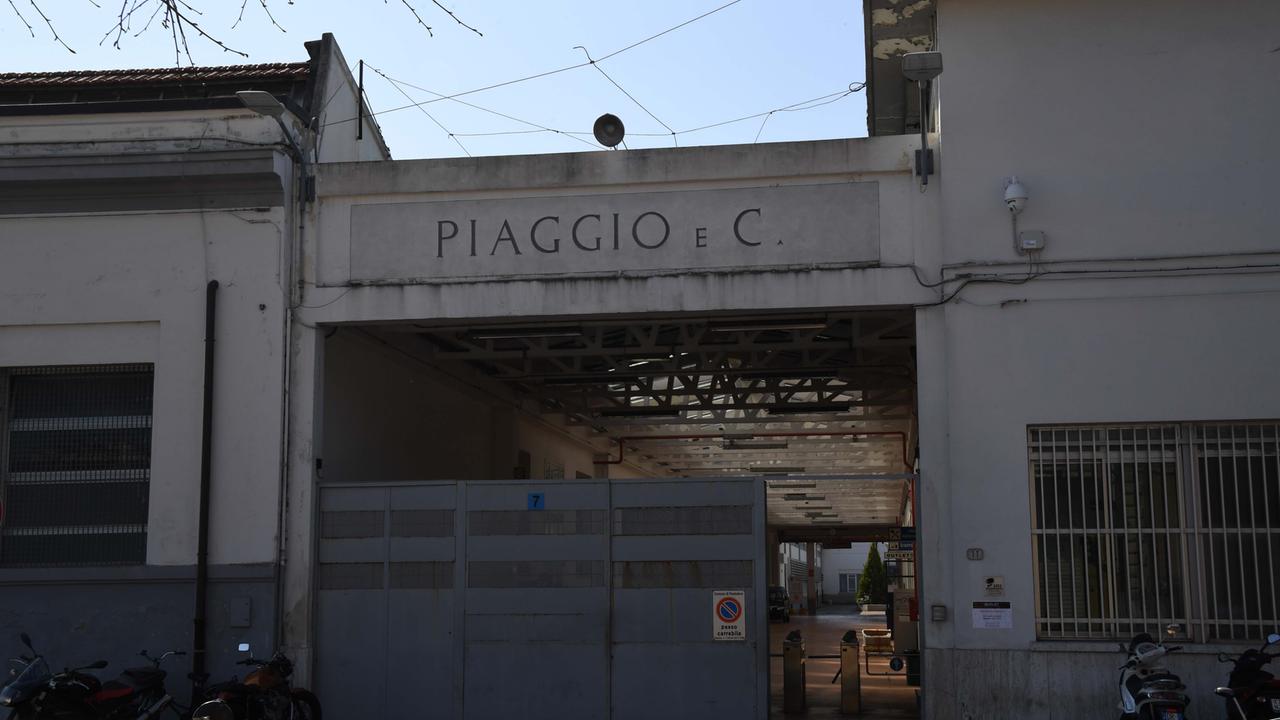 L'ingresso della Piaggio di Pontedera (Foto Franco Silvi)