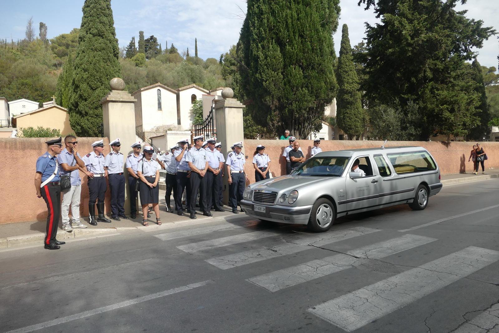 L'arrivo del feretro alla chiesa del cimitero di Porto Santo Stefano (Foto Enzo Russo)