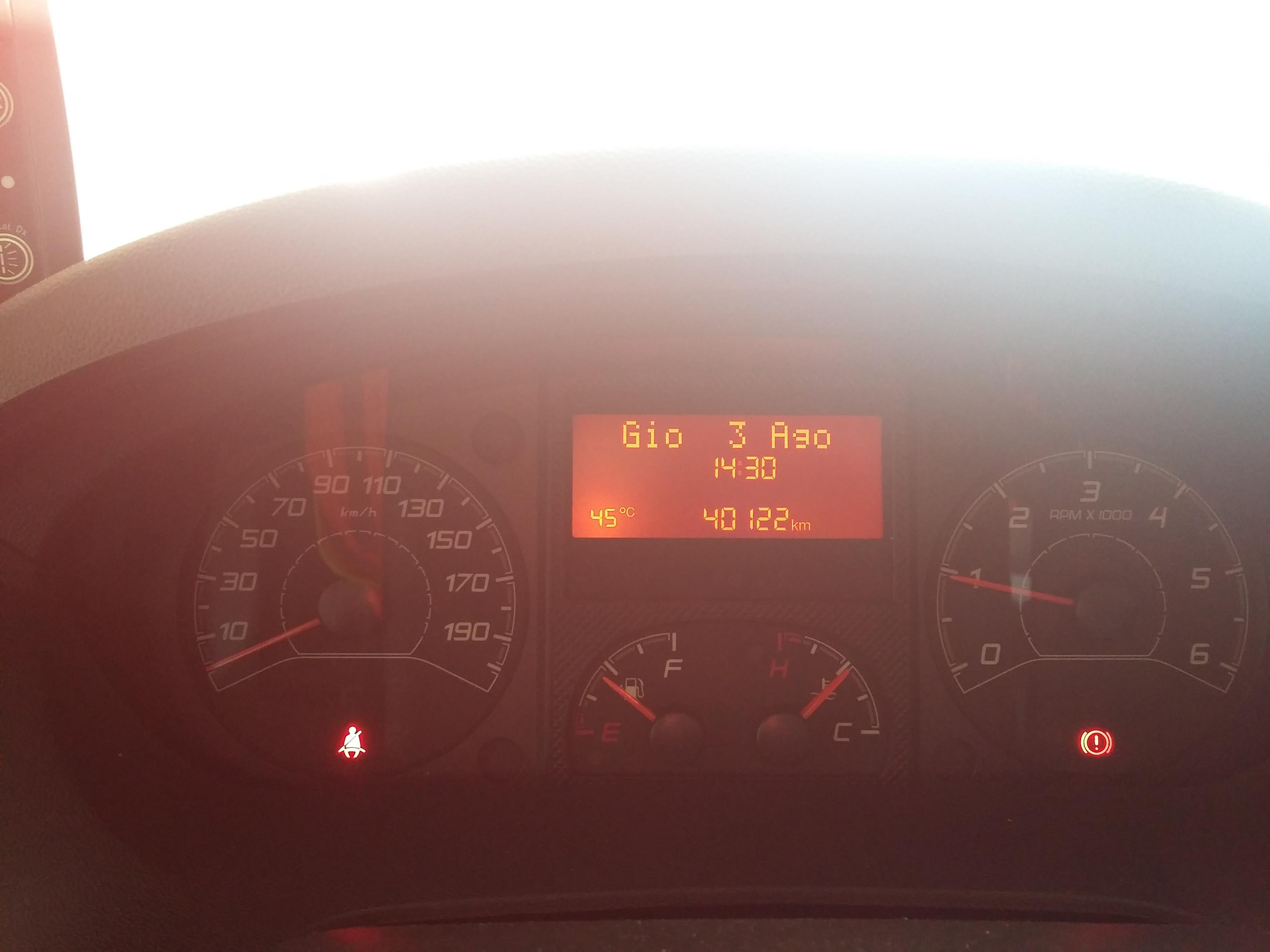 Il cruscotto dell'ambulanza che segna 45 gradi