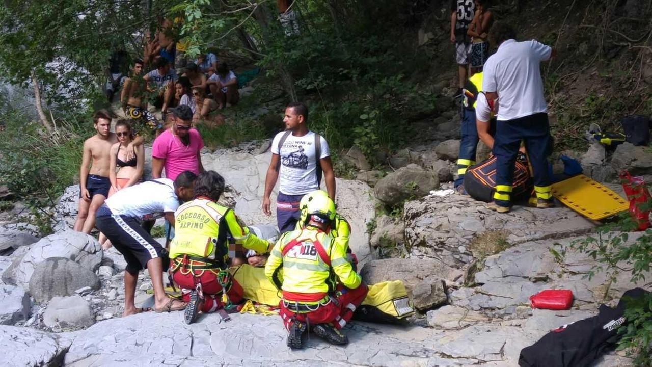 Villa Minozzo, fidanzati 20enni precipitano nel dirupo