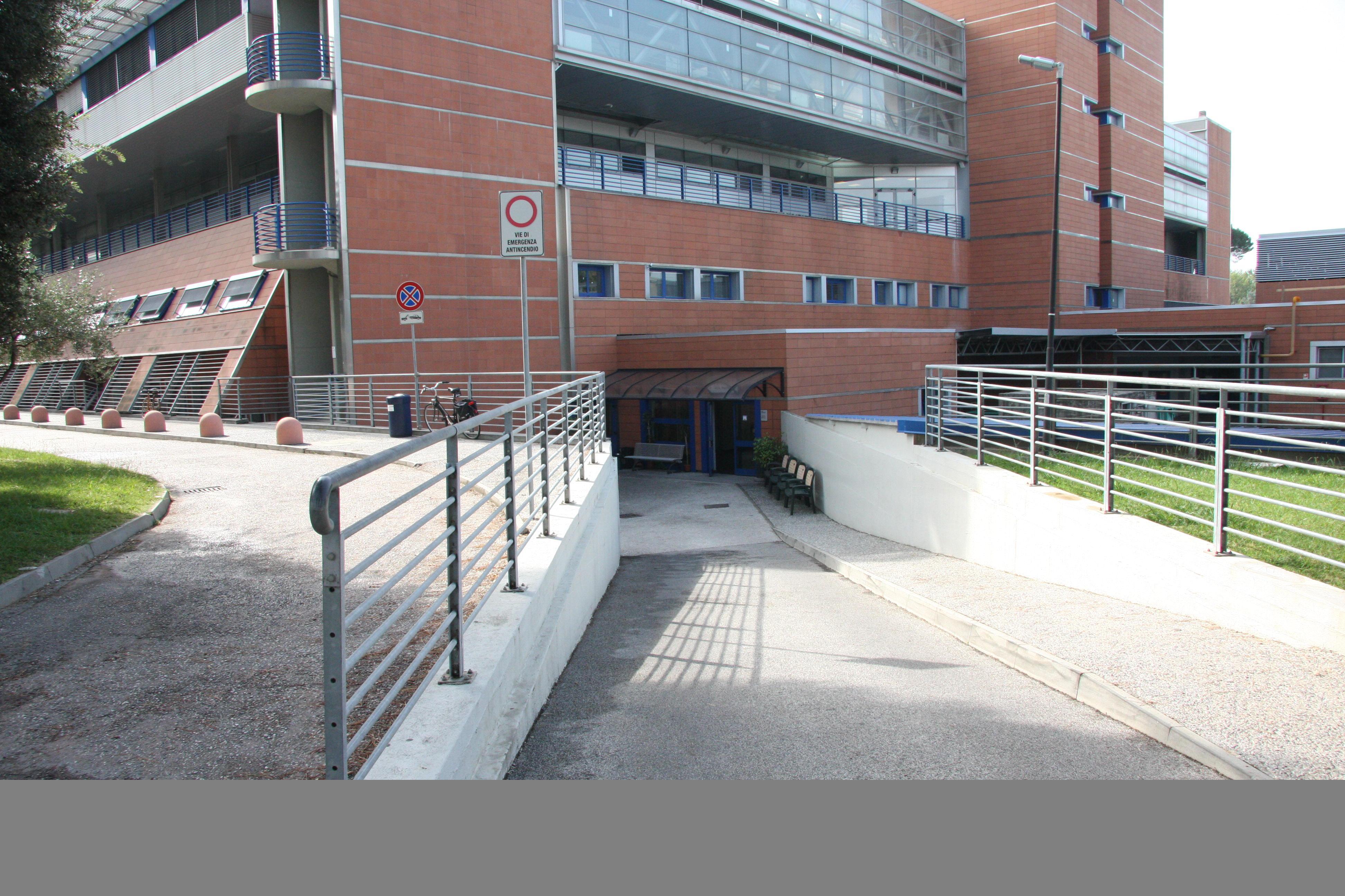 L'ingresso della camera mortuarioa dell'ospedale Versilia