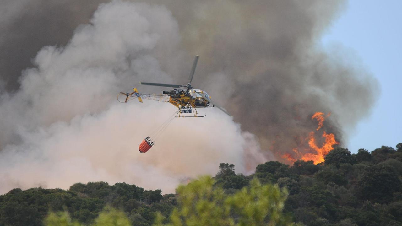 Incendi, primi roghi in Sardegna: intervengono gli elicotteri