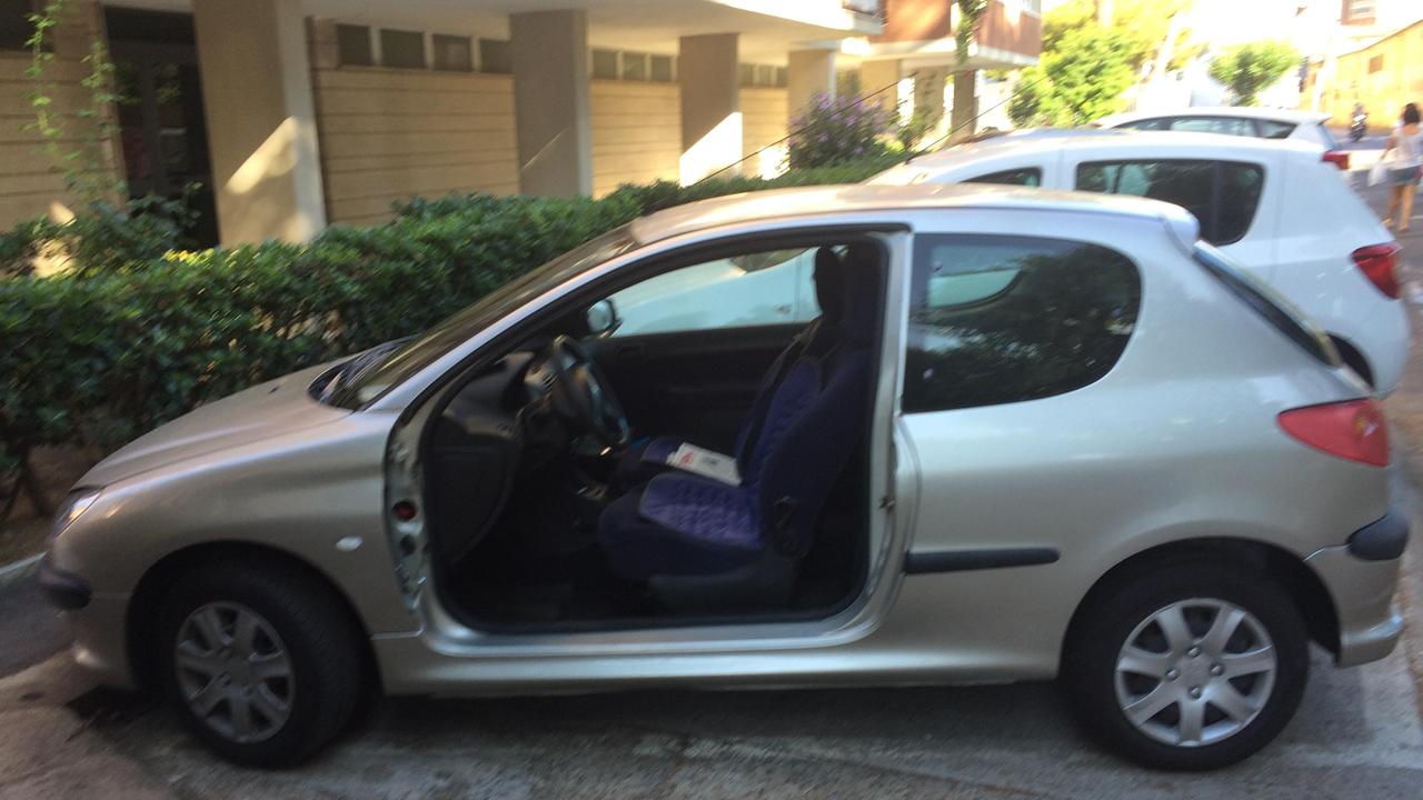 L'auto da cui è stata rubata la portiera