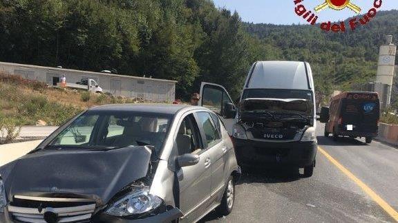 Una delle auto coinvolte nell'incidente sulla Senese (Foto vigili del fuoco)