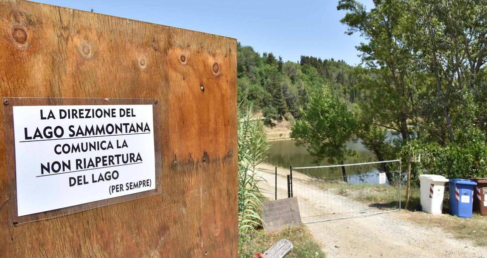 Il cartello che annuncia la chiusura del lago di Sammontana