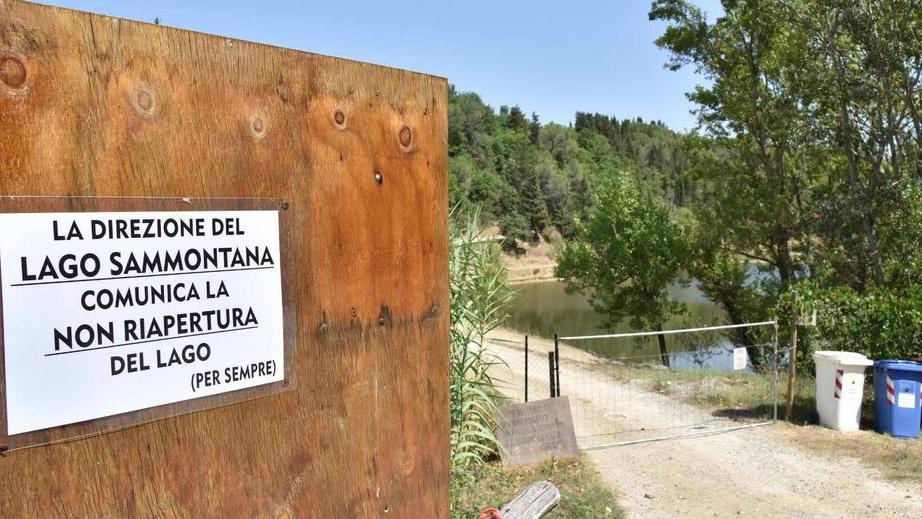 Il cartello che annuncia la chiusura del lago di Sammontana
