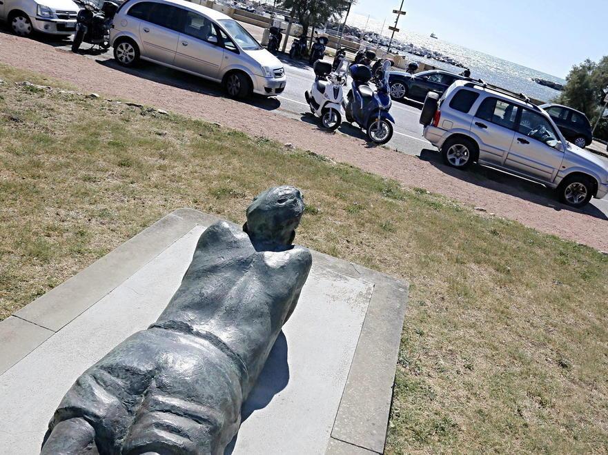 Il “Pensatore” deriso, guarda verso l’orizzonte e aspetta la sua targa - Le foto
