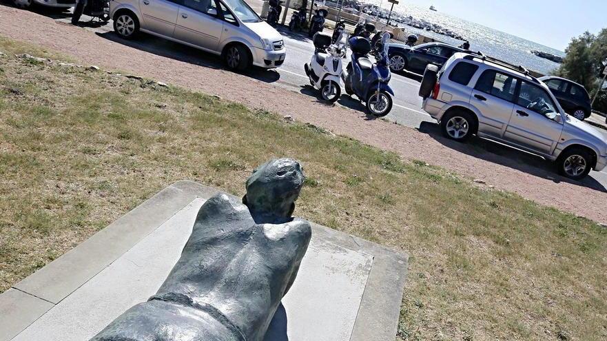 Il “Pensatore” deriso, guarda verso l’orizzonte e aspetta la sua targa - Le foto
