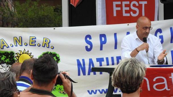 Nudisti multati: caso in Parlamento