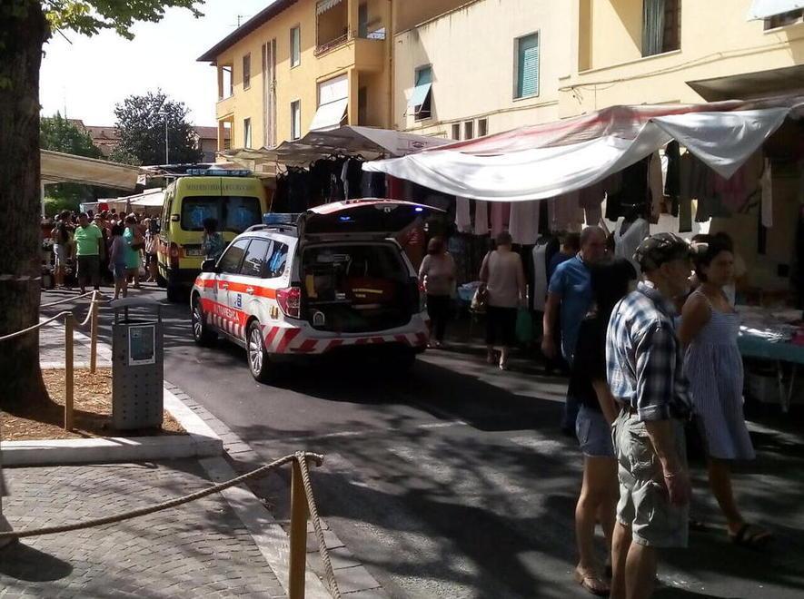 Ambulante si sente male, salvato dal 118 tra i banchi del mercato