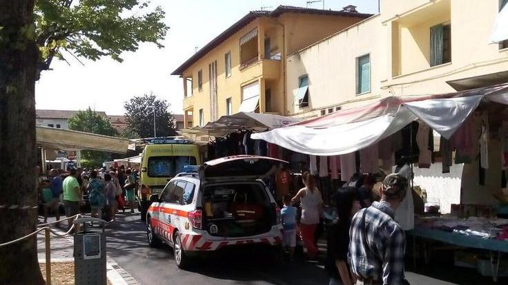 Si sente male al mercato salvato da 118 e volontari