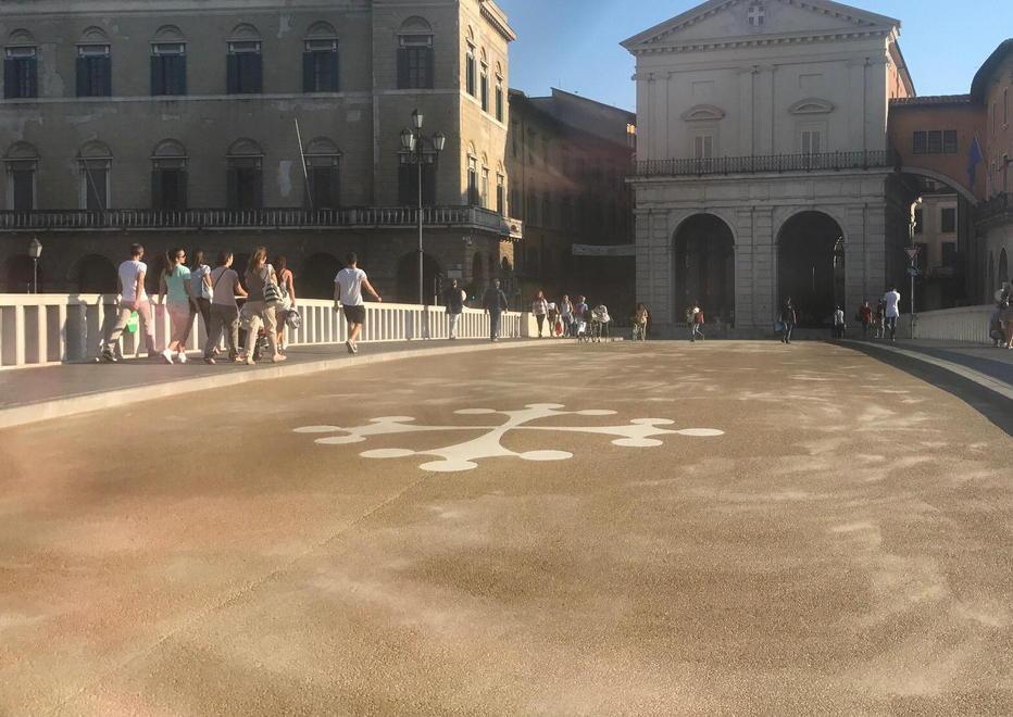 Il traffico sul ponte “nasconde” la croce pisana