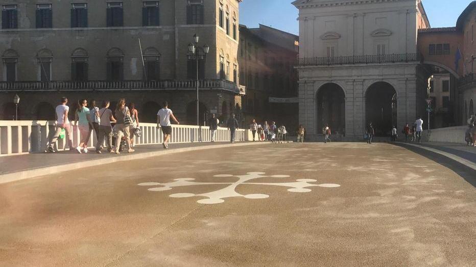 Il traffico sul ponte “nasconde” la croce pisana