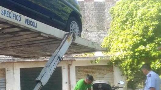 Rimosse cinque moto e un’auto abbandonate