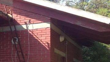 Occupazioni abusive, degrado e rifiuti nel casottino in pineta