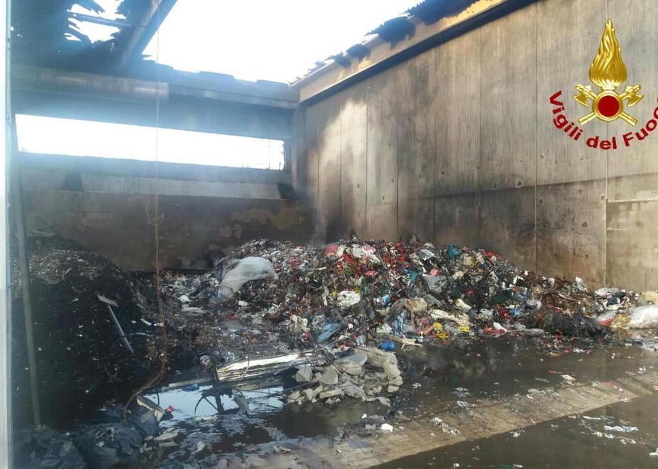 A fuoco rifiuti dentro la discarica 