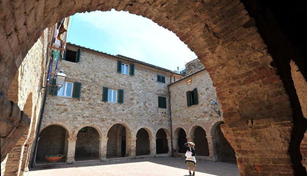 Prodotti tipici e buona musica nel chiostro