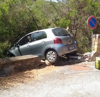 Sbanda e resta in bilico con l’auto sulla scarpata 