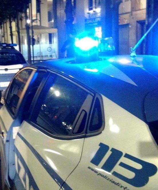 Auto sperona la polizia e poi si dà alla fuga 