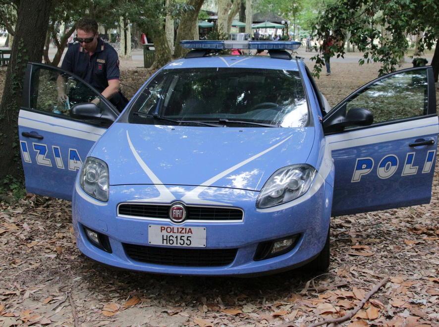 Chiedono informazioni e gli rubano la collana