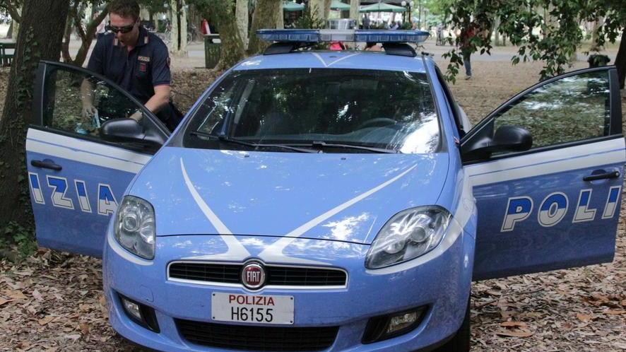 Chiedono informazioni e gli rubano la collana