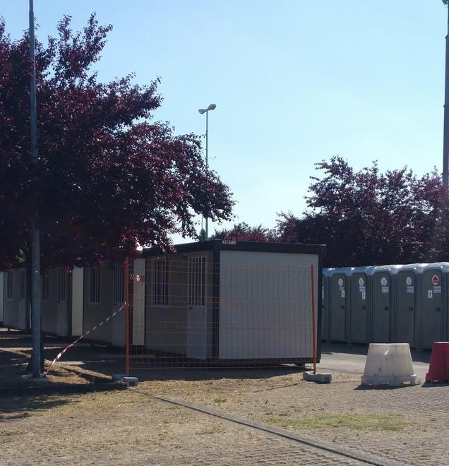 I venti profughi lasciano i container 