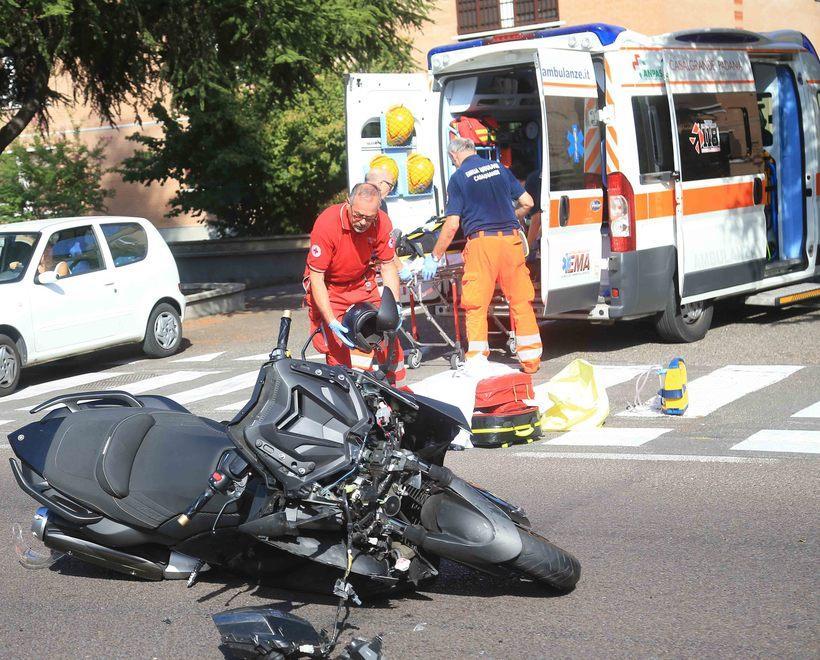 Schianto tra auto e moto, grave 61enne 
