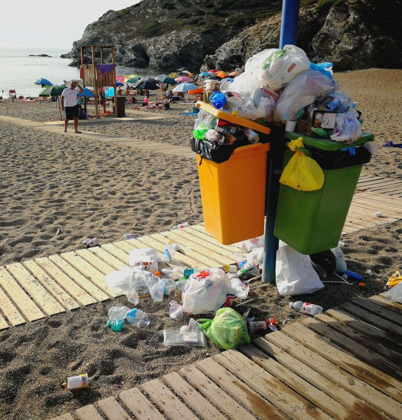 Cestini dei rifiuti stracolmi, proteste