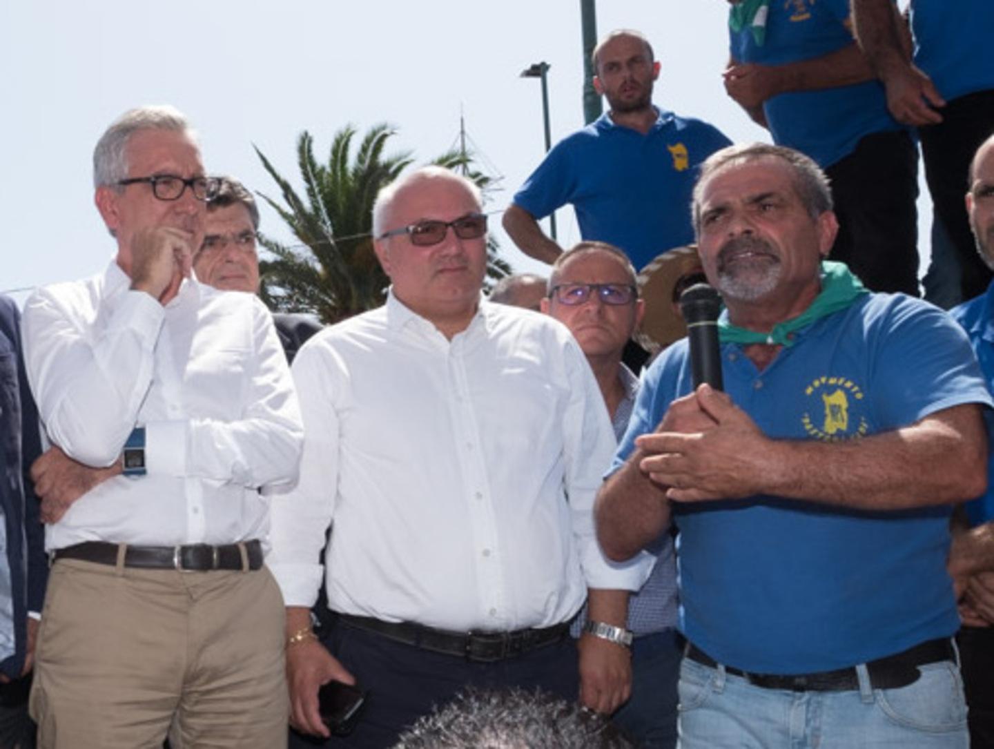 I pastori invadono Cagliari Pigliaru: subito 35 milioni 