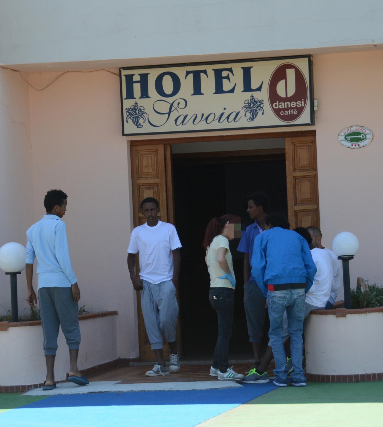  Sono 100 i migranti ospiti all’hotel Savoia Nizzi: stop agli arrivi