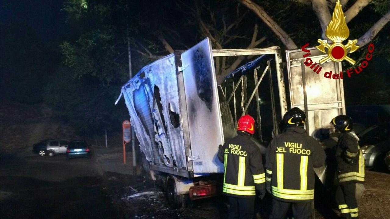 Il camion bruciato in via Castelli (foto Mario Rosas)