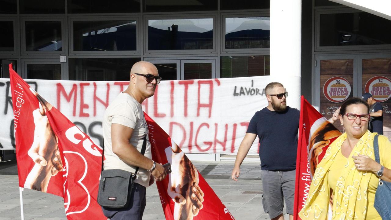 Caso Porca Vacca, assemblea pubblica indetta dai 4 licenziati con un messaggino