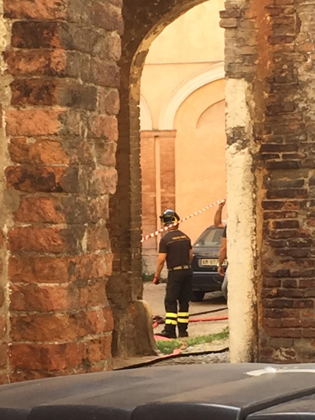 I vigili del fuoco impegnati in piazzale Bartoluzzi