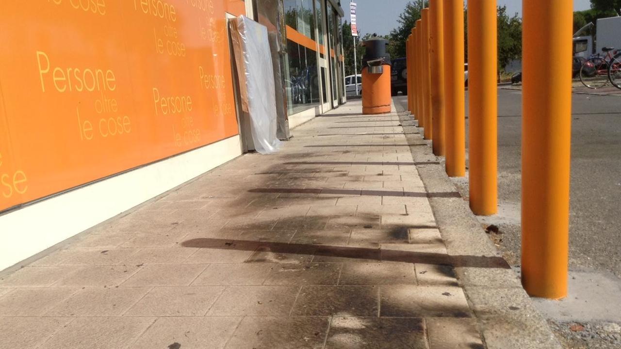 I danni visibili per terra dell'esplosione alla cassa continua del Conad in via Roma (Foto Batavia)