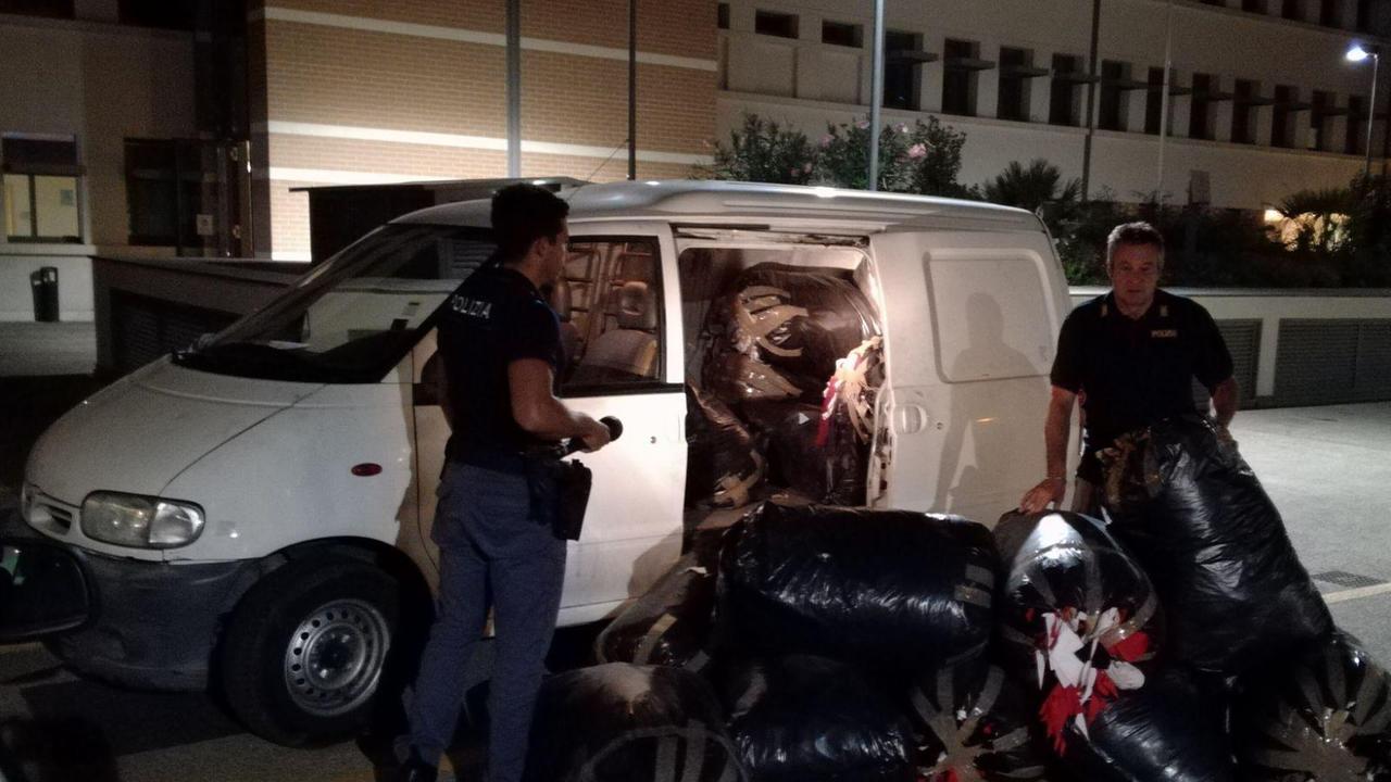 I poliziotti del quarto turno della Squadra Volante con il furgone e i sacchi sequestrati in via del Chiassone